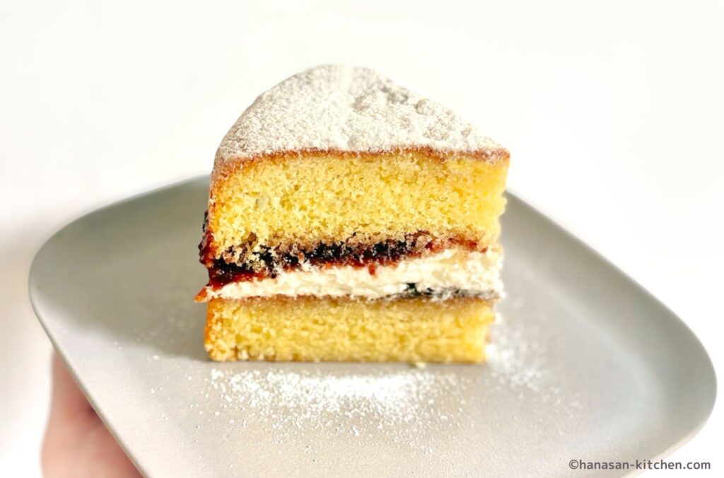 ジャムとクリームを挟んだヴィクトリアサンドイッチケーキ
