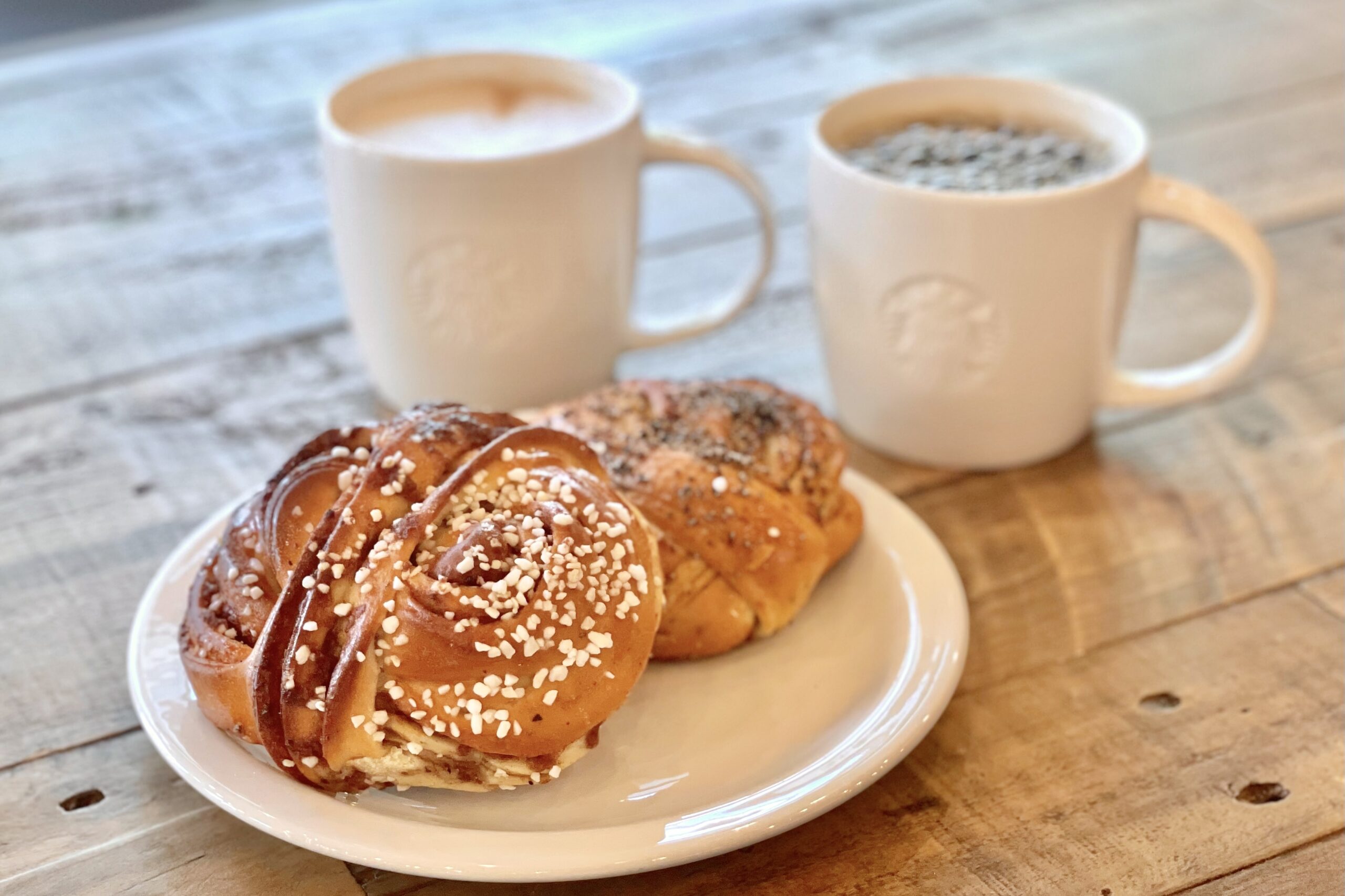 シナモンロールとコーヒー