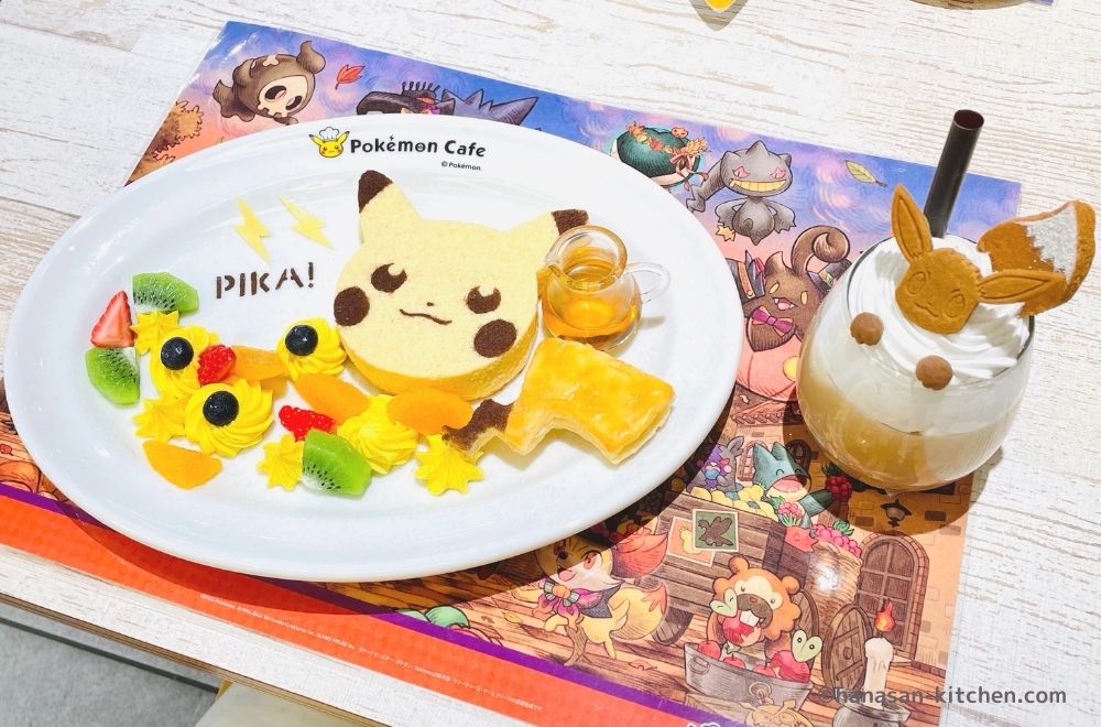 食事中のピカチュウのPokémon Cafeのピカチュウスフレパンケーキとロイヤルミルクティー(2022年)