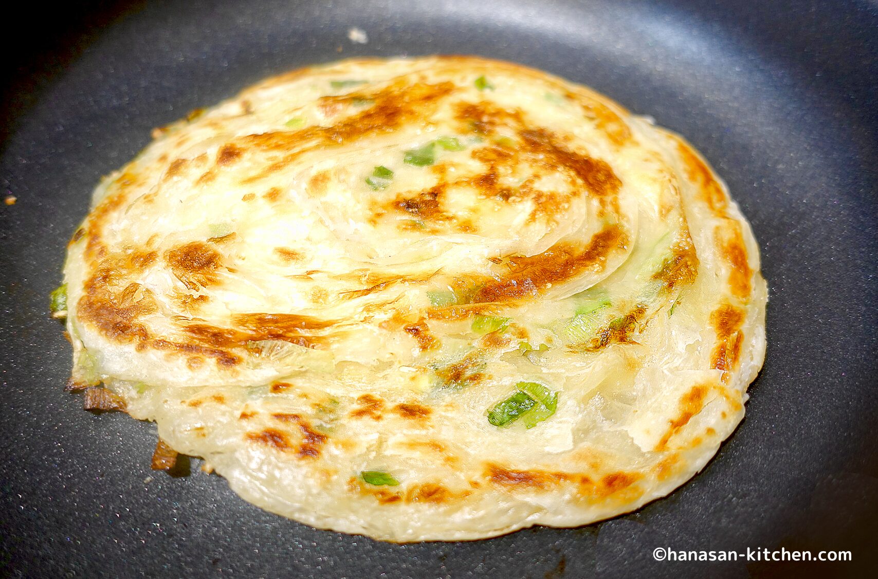 葱抓餅(薄焼き餅)のを焼いている様子