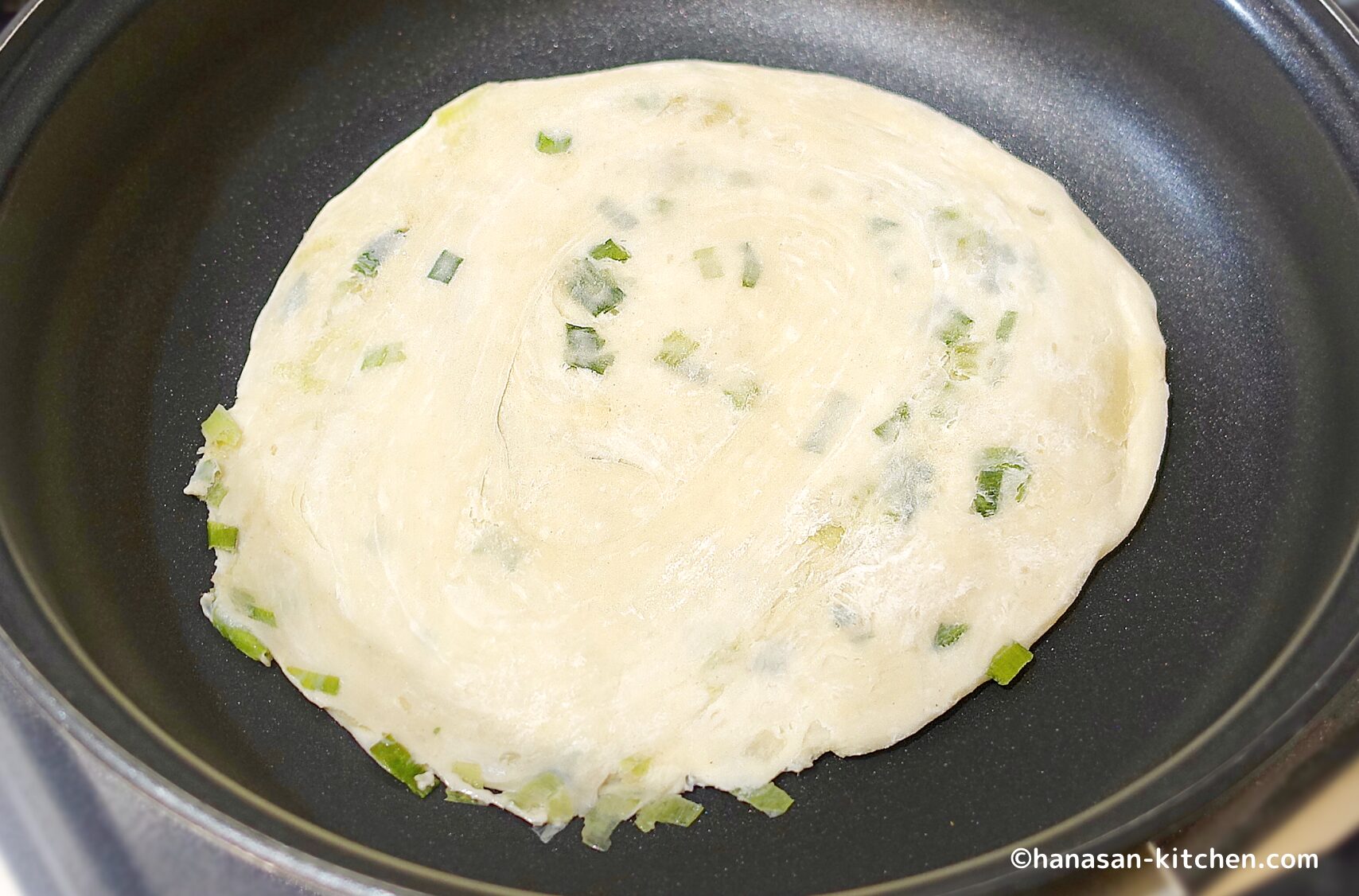 葱抓餅(薄焼き餅)を冷凍のままフライパンに置く