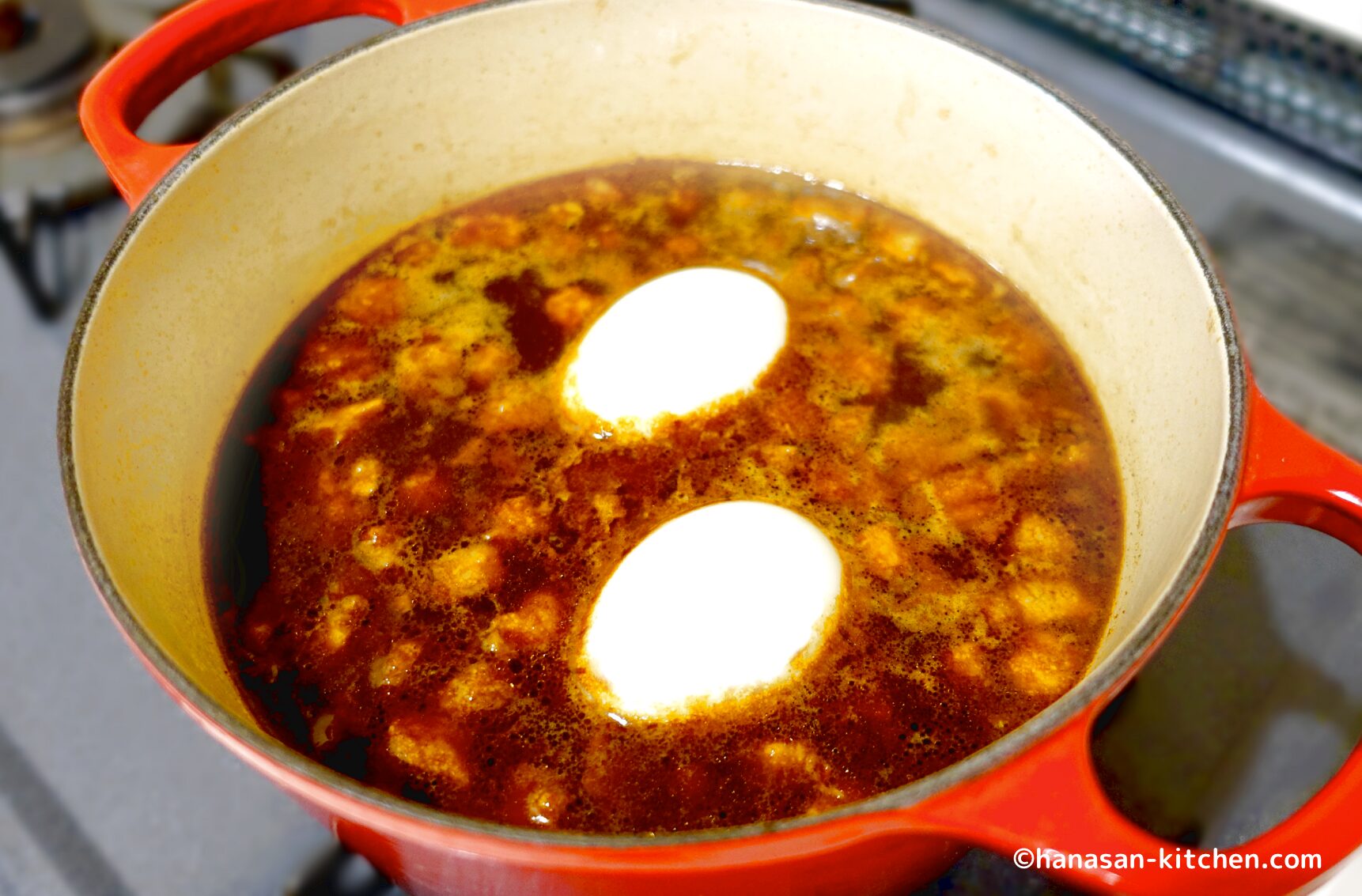 鍋にゆで卵を加える