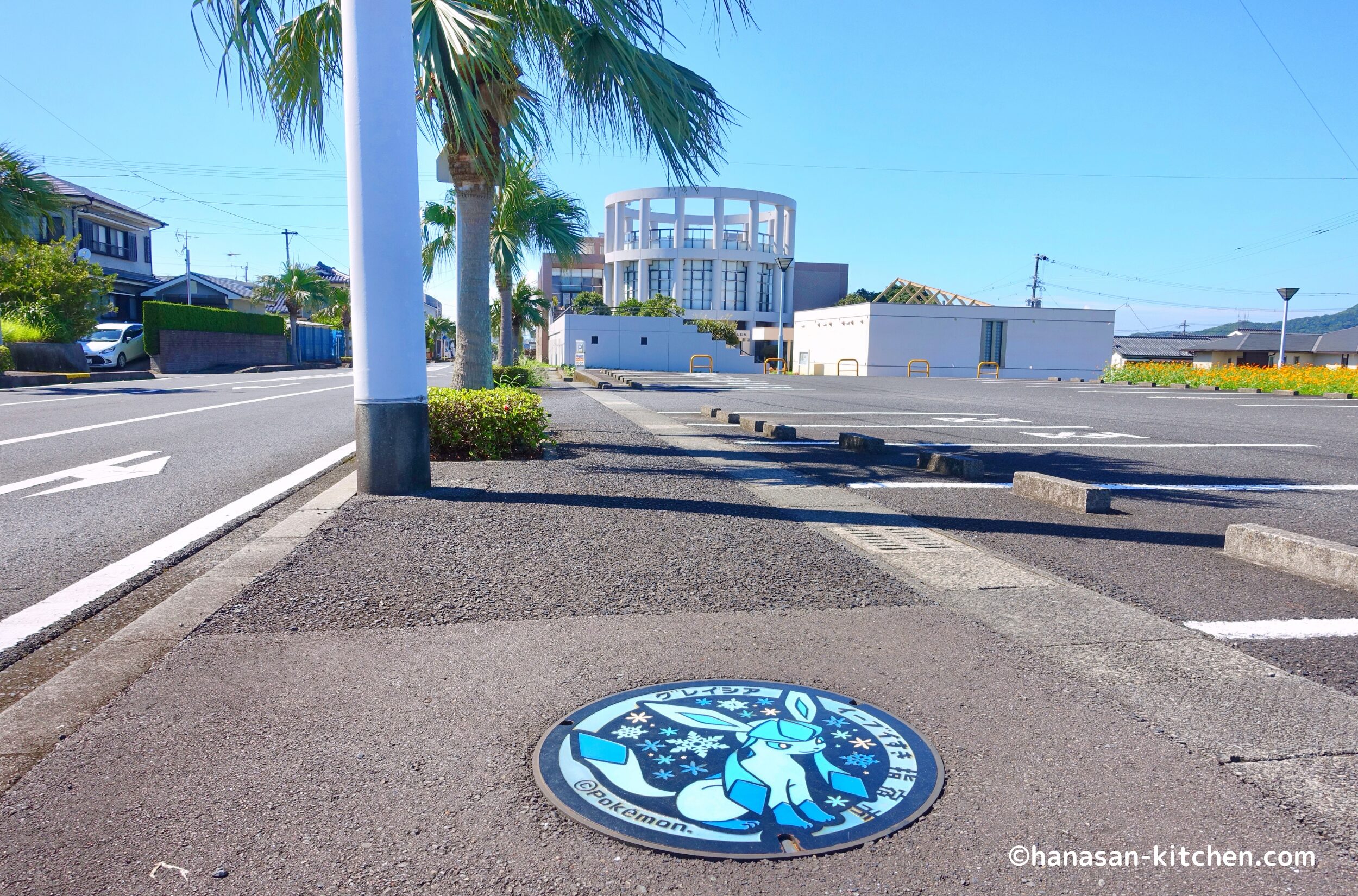 指宿市考古博物館 時遊館COCCOはしむれ駐車場前の道とポケふた