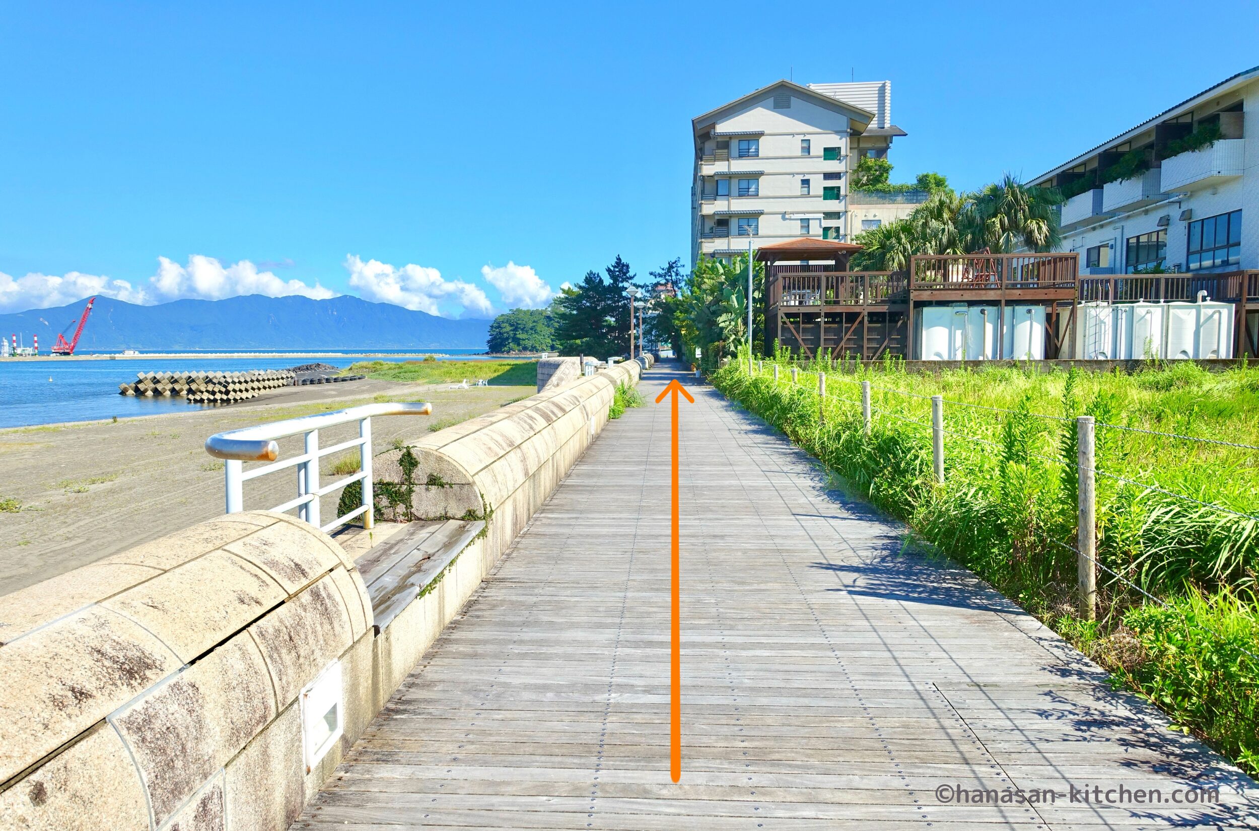 海沿いのウッドデッキの道順