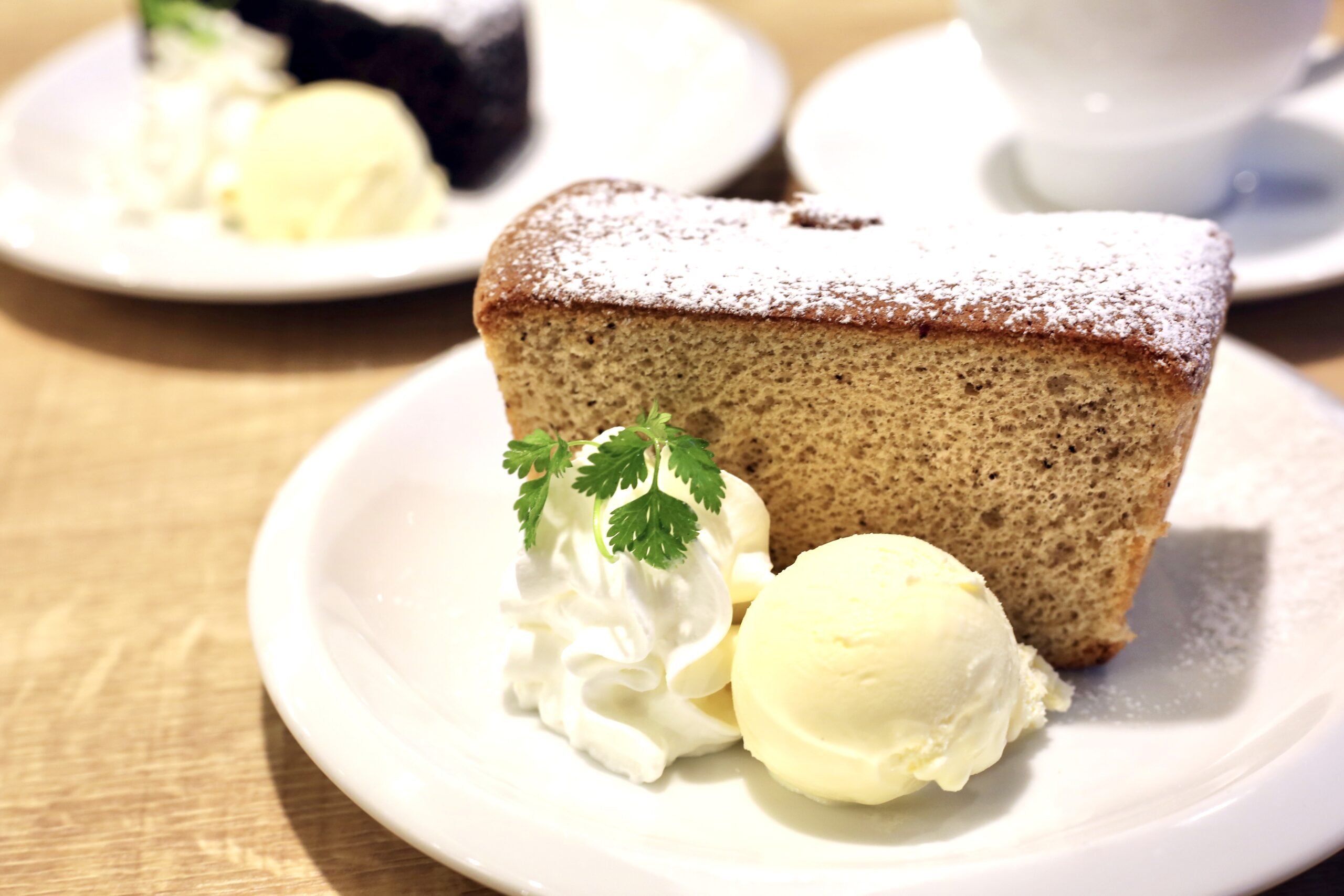 生クリームとアイスをトッピングしたシフォンケーキ