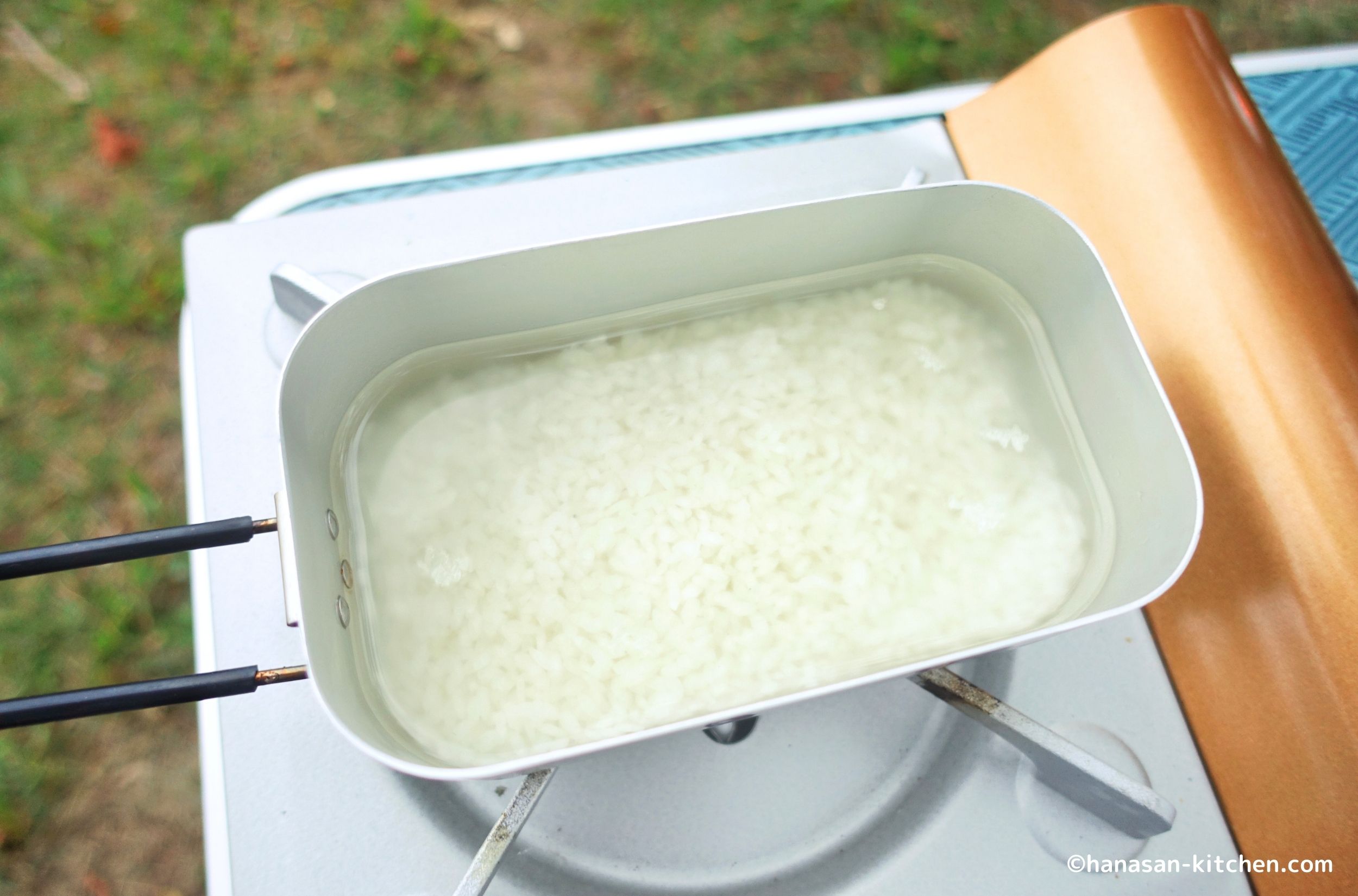 メスティンに孤高のキャンプ飯と水を入れた様子