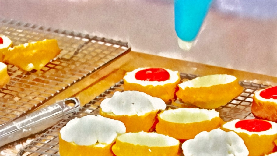 ヴィクトリアサンドイッチを作る様子