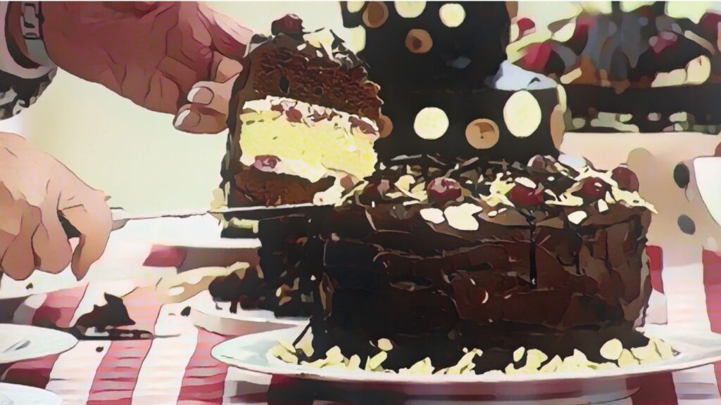 チョコレートケーキをカットする様子