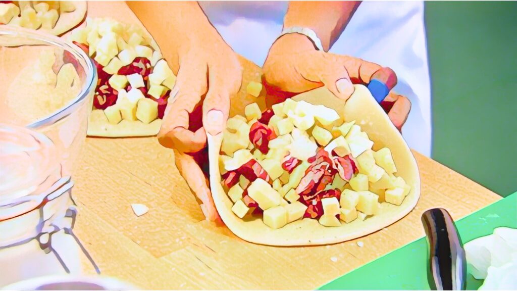 生地でフィリングを包む様子