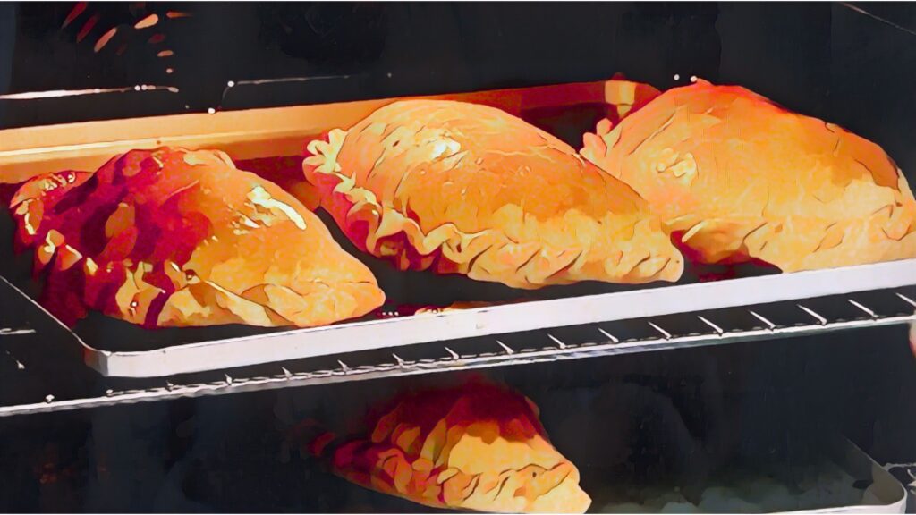 オーブンで焼かれるパスティ