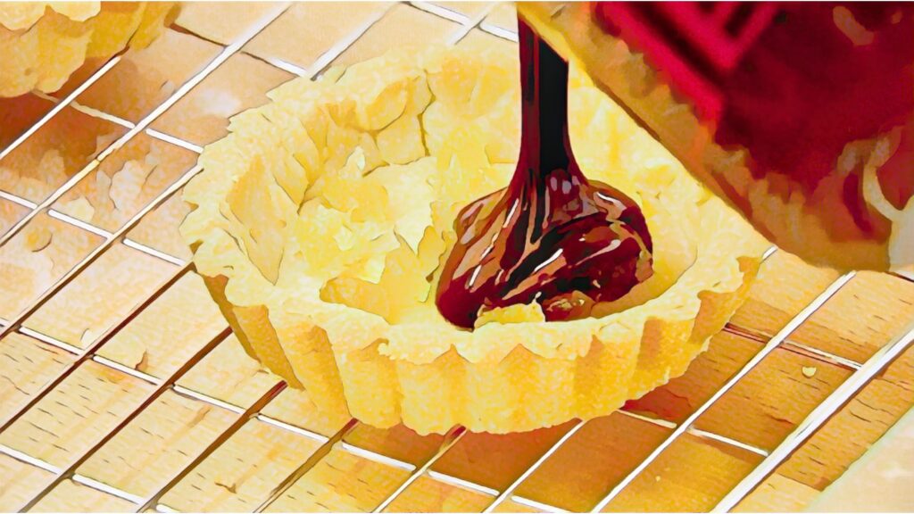 タルトにチョコレートを入れる様子