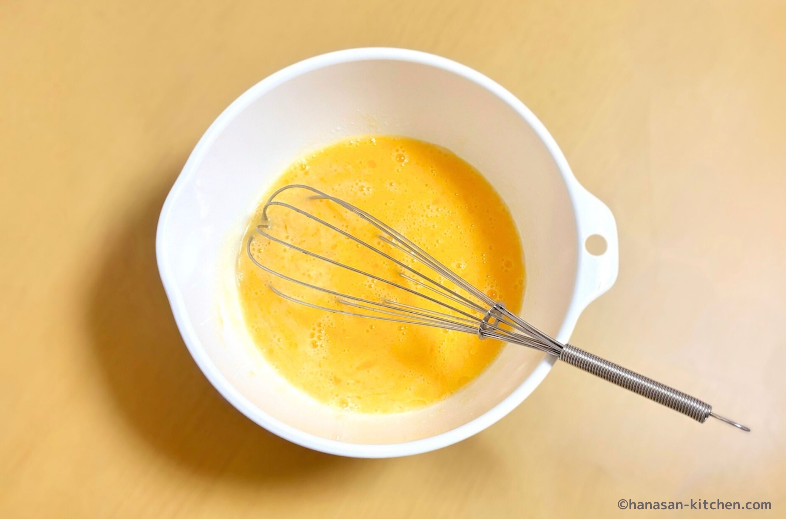 ボウルに卵と油を入れる