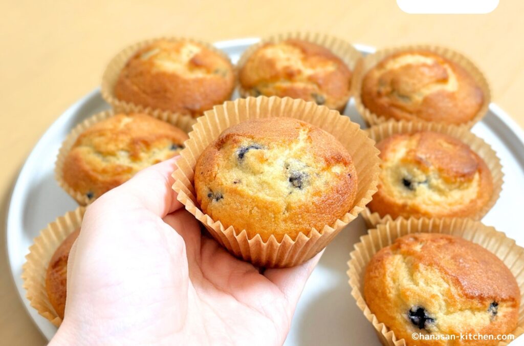 焼き上がったブルーベリーマフィン