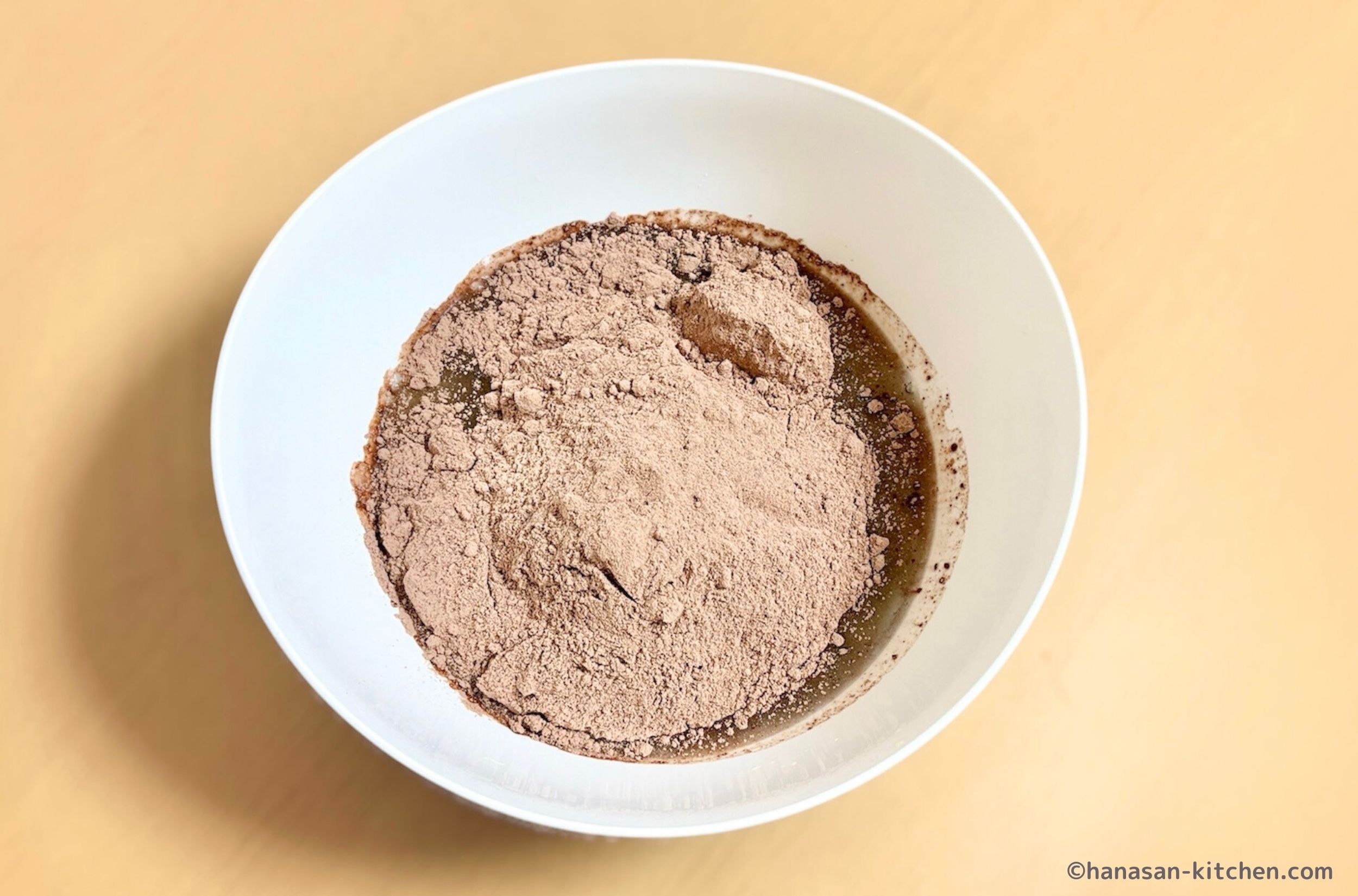 ボウルに水・油・卵・ミックスを入れる