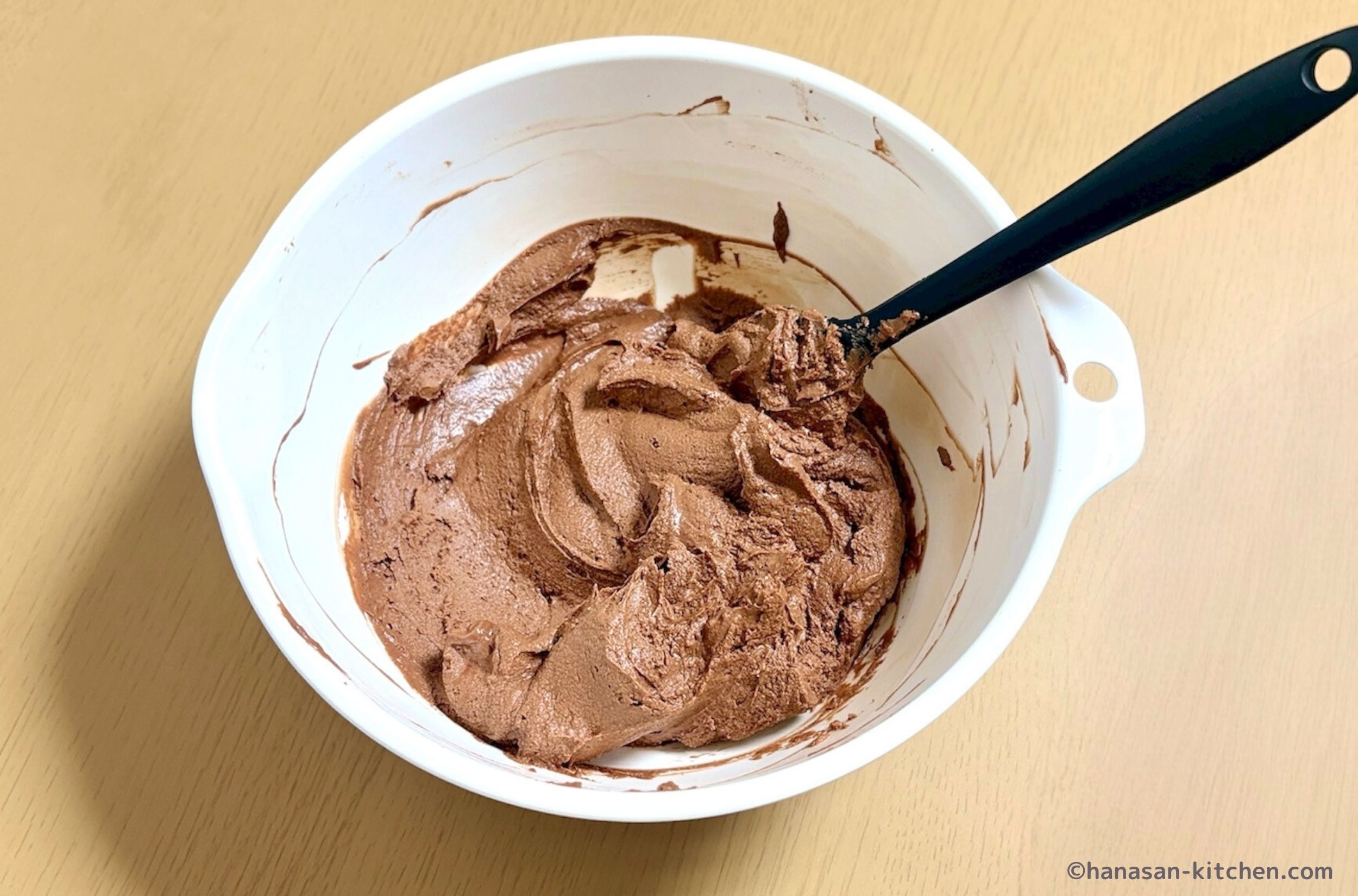 生クリームとチョコを合わせて泡立てる