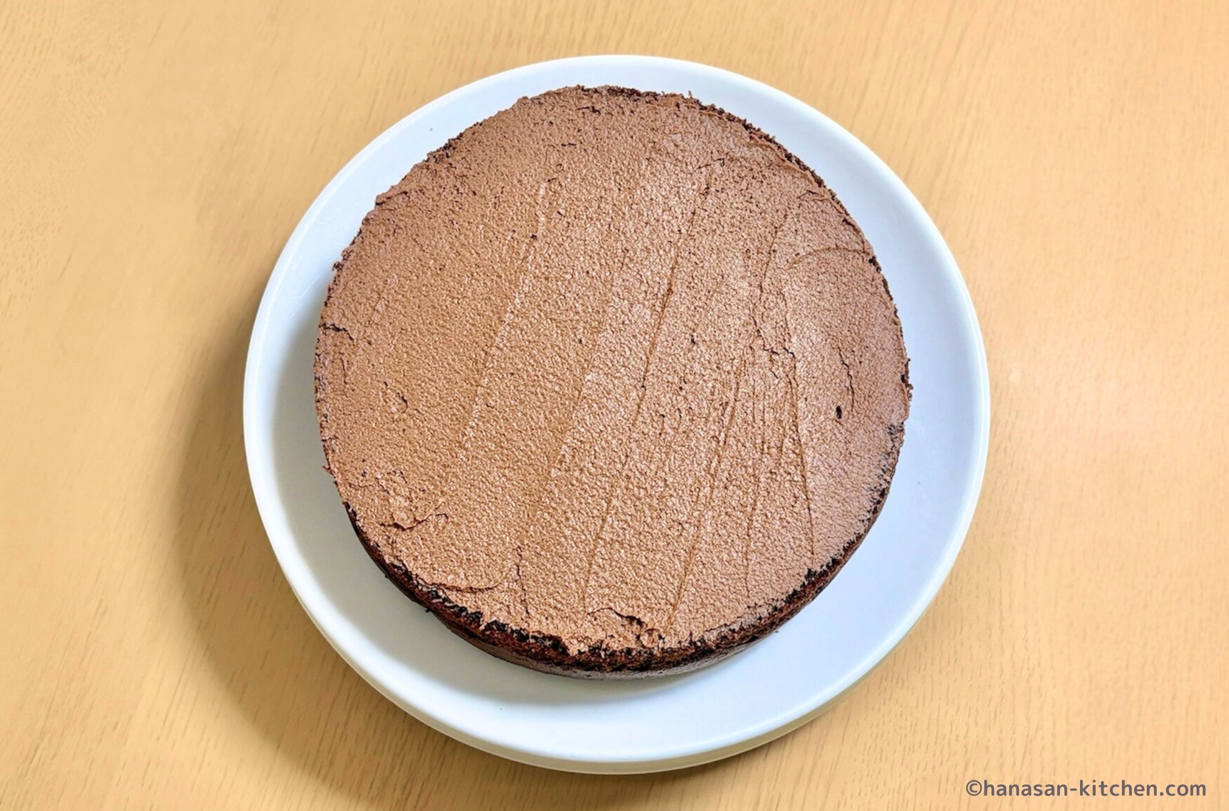 ケーキにチョコクリームを塗る