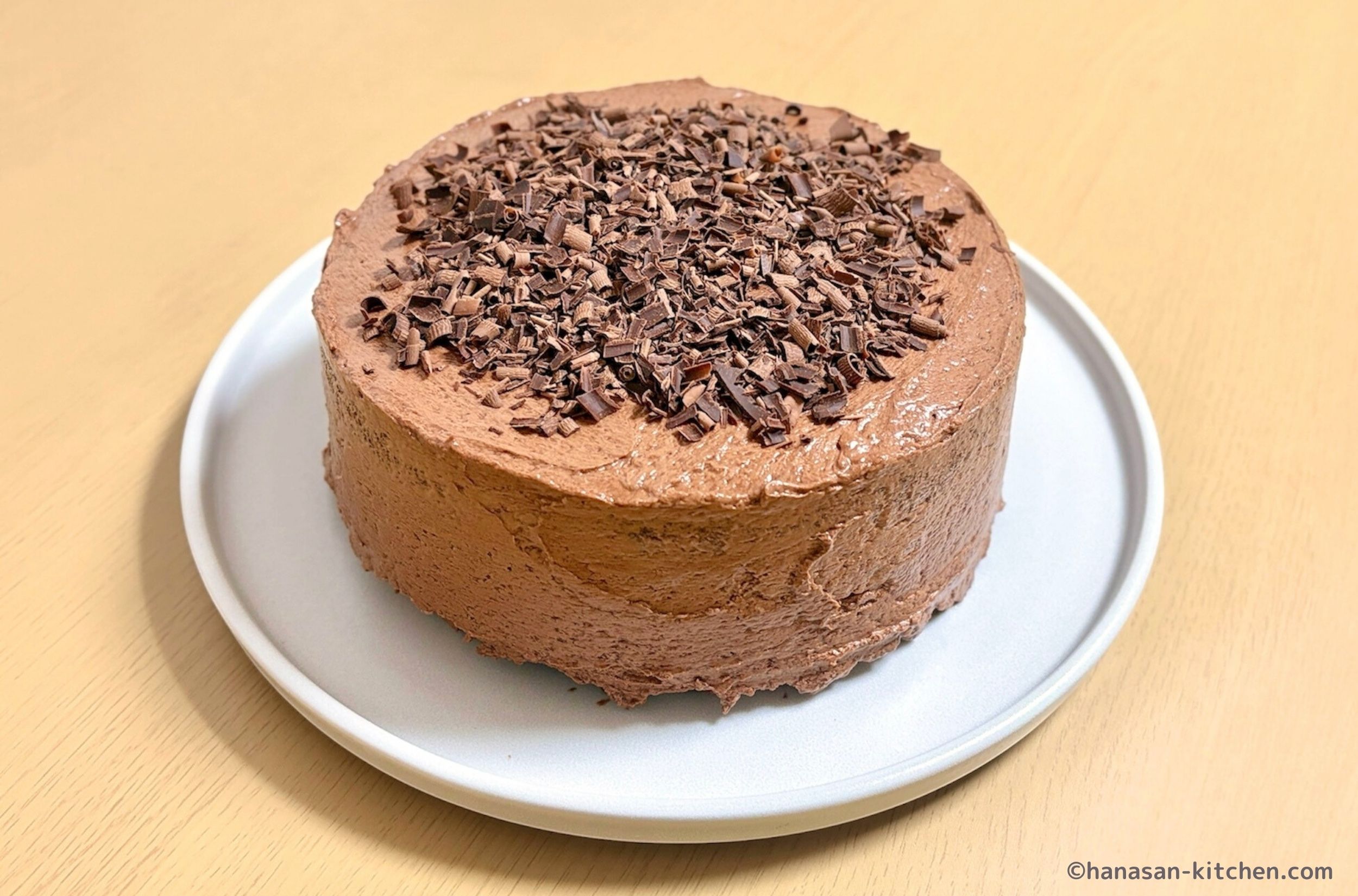 チョコクリームを全体に塗り削ったチョコを乗せる