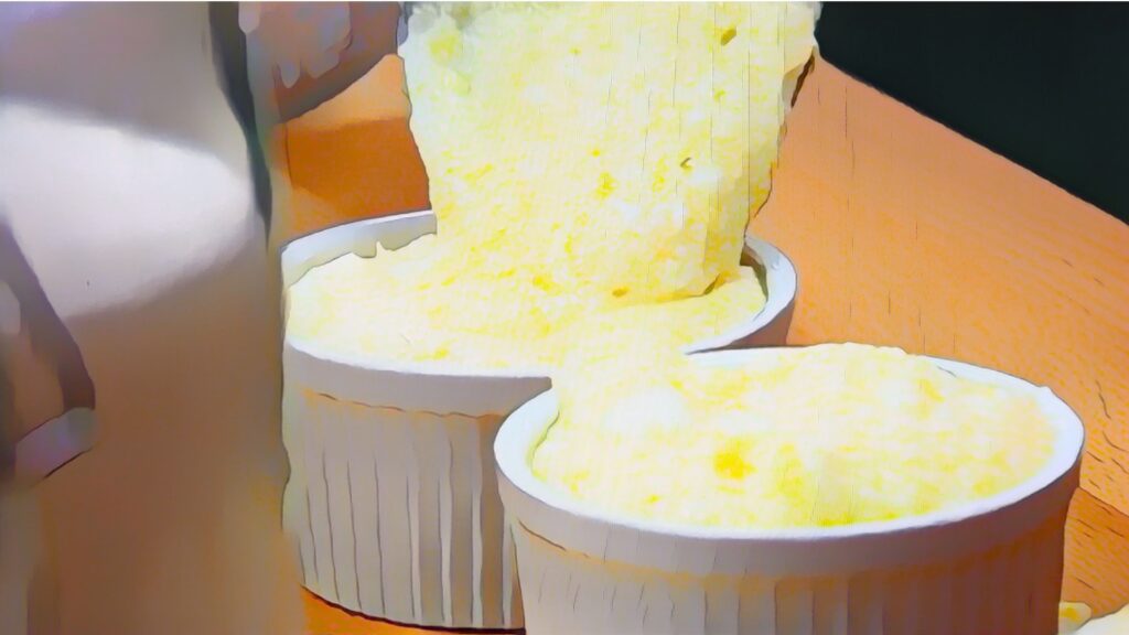 生地をココットに入れる様子