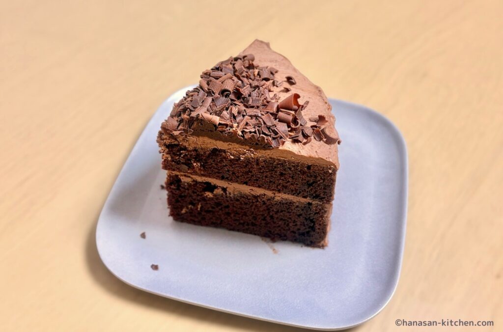 カットしたデビルズフードケーキ