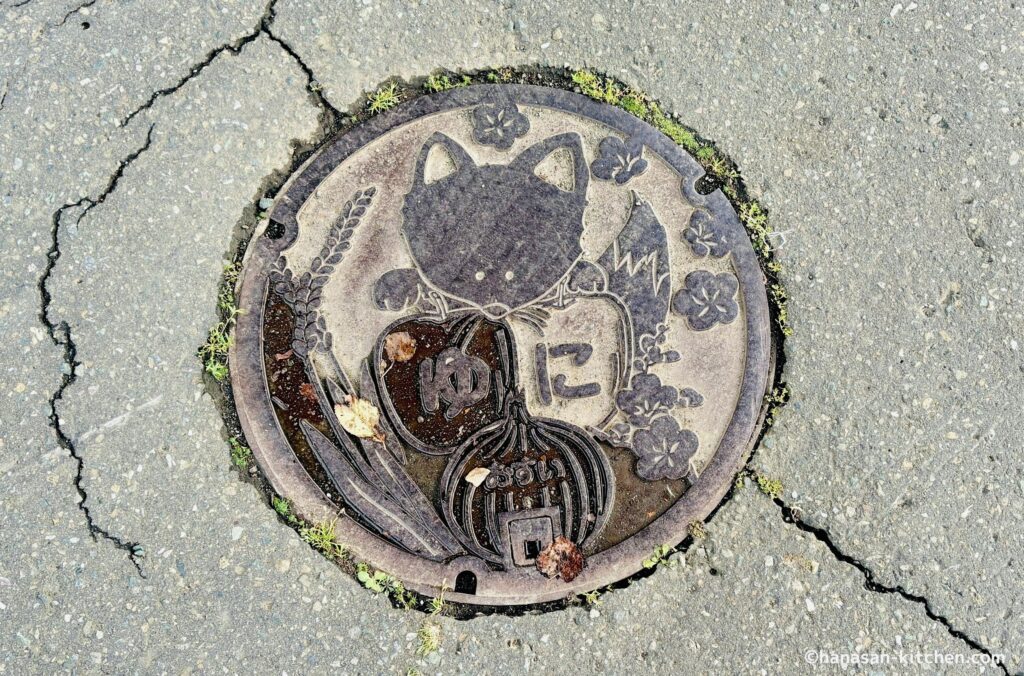 由仁町のキタキツネデザインのマンホール