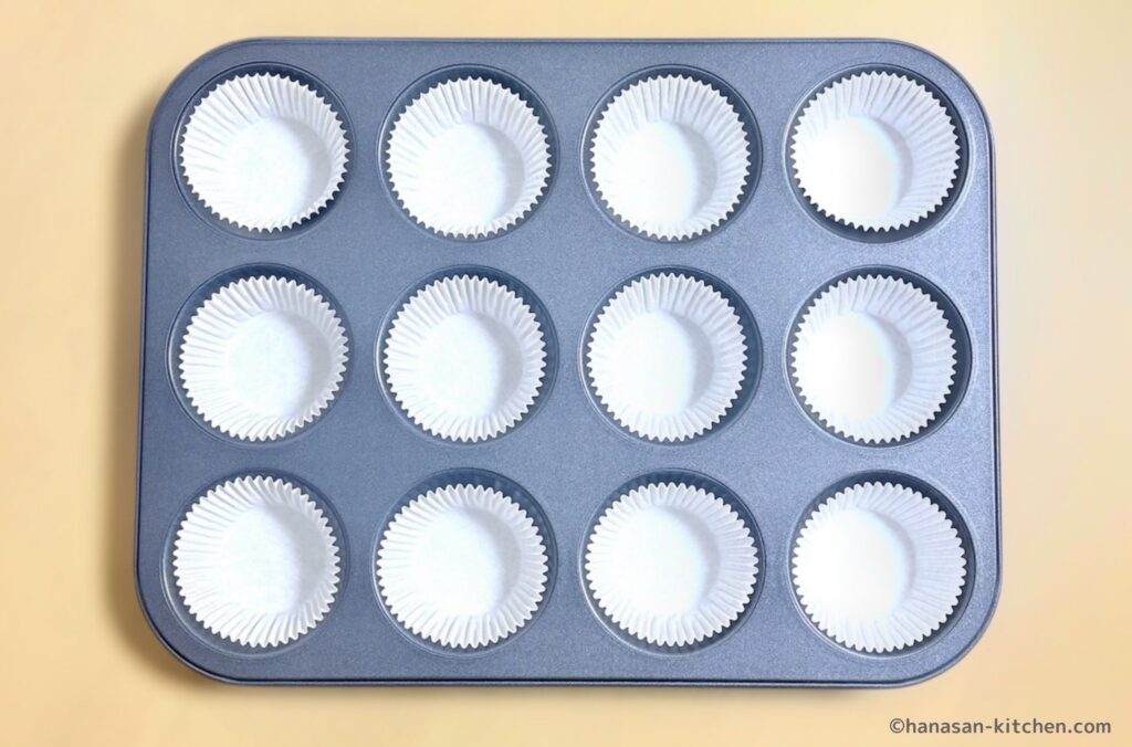 型にカップを入れた様子