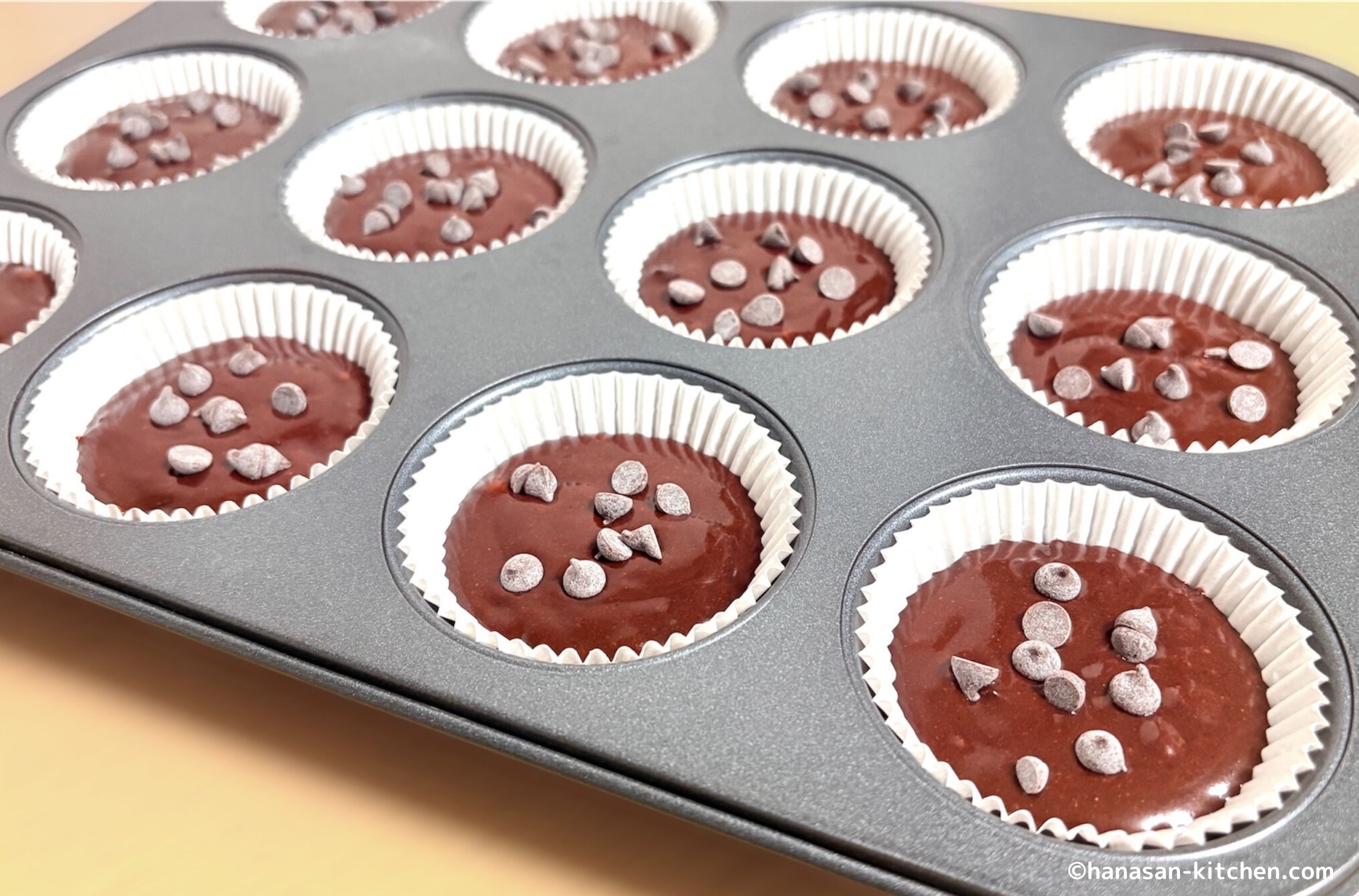 カップに記事を入れチョコチップをトッピングした様子