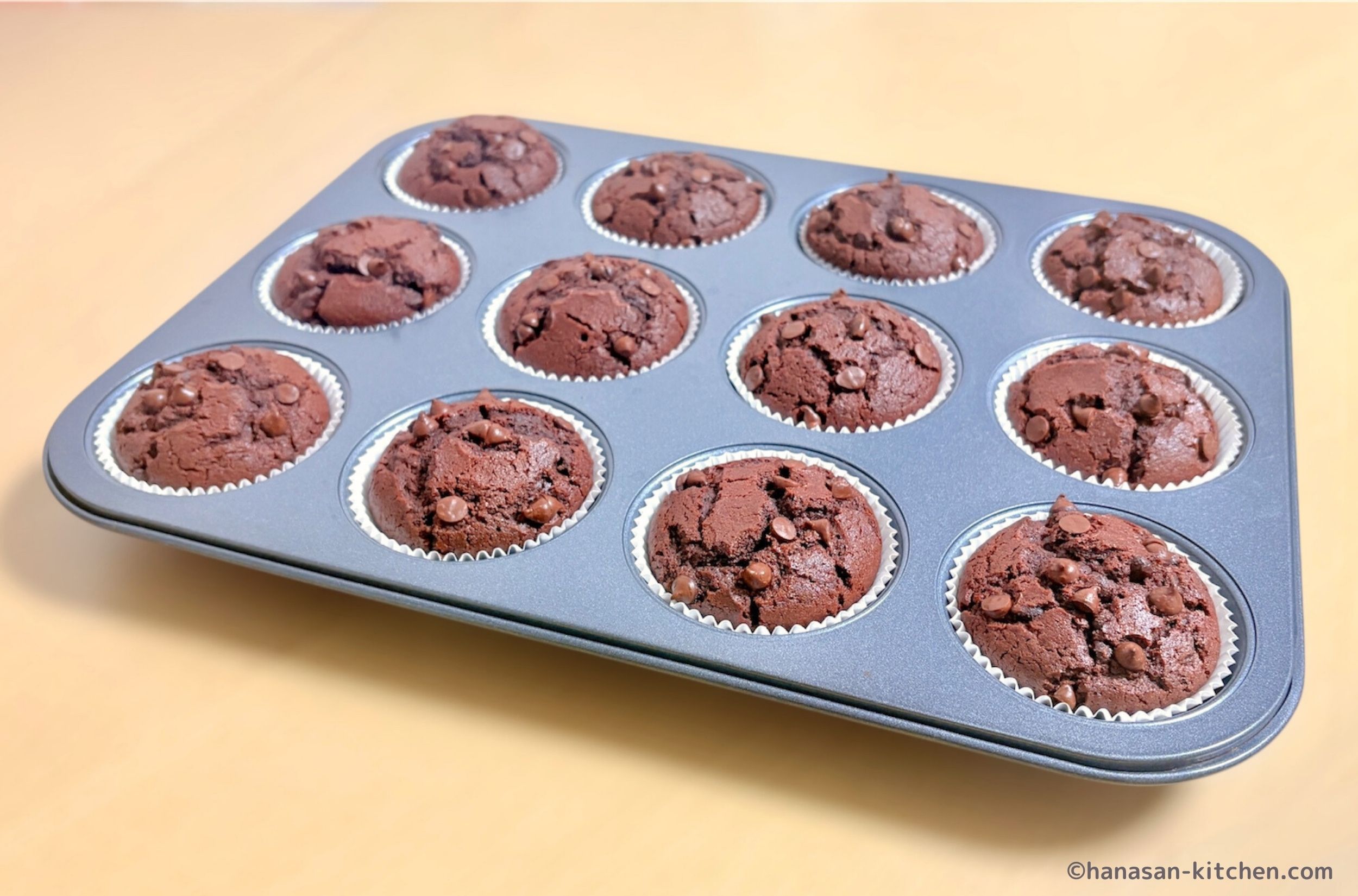 焼き上がったチョコチップマフィン