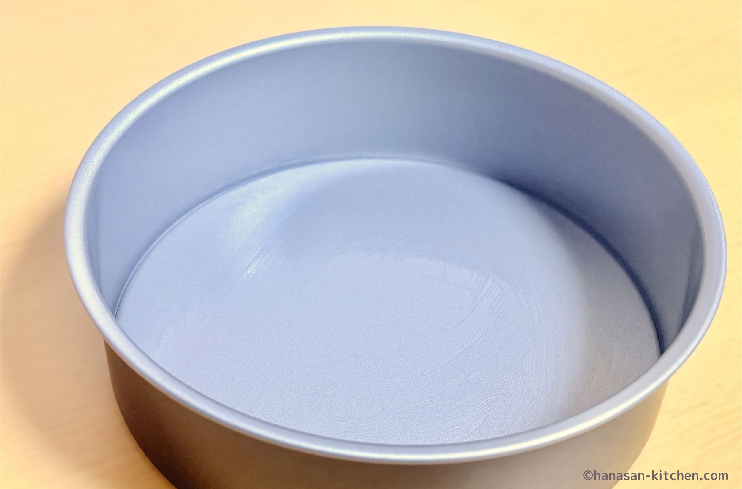 薄く油を塗ったケーキ型