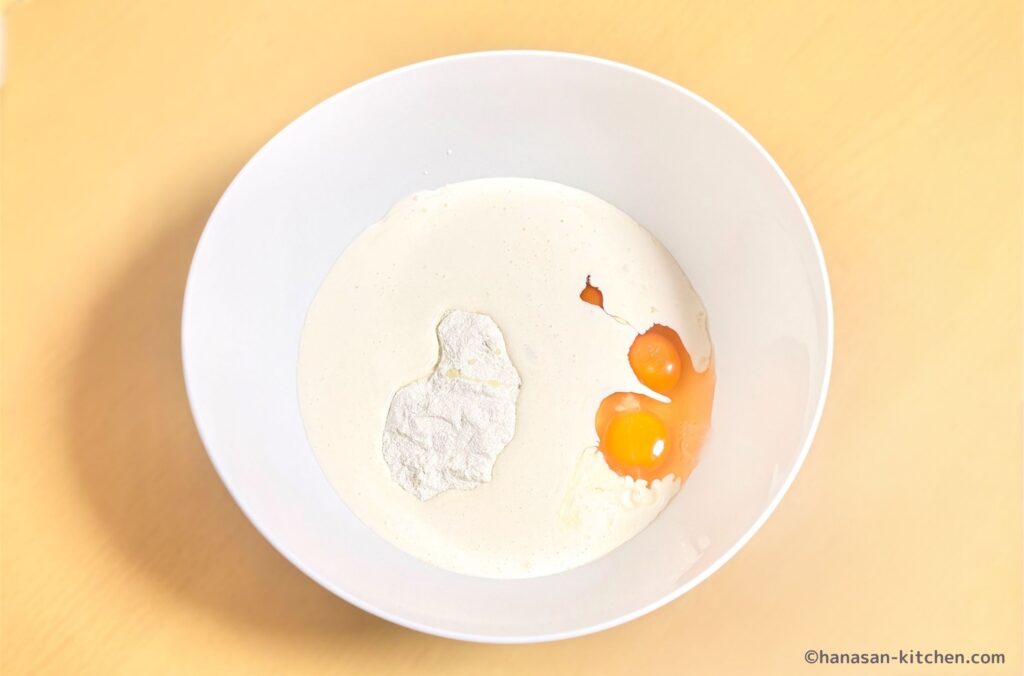 ボウルにケーキミックス・卵・生クリームを入れる