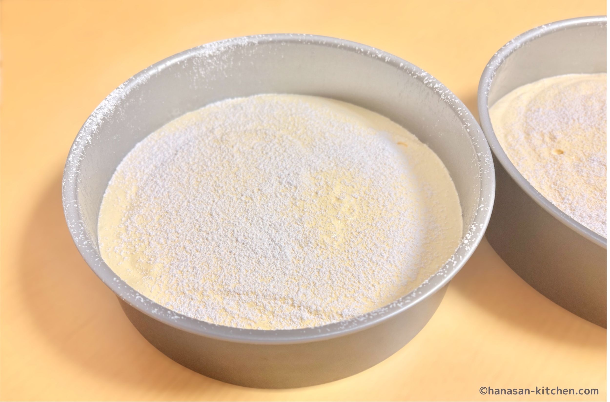 生地に粉砂糖を振りかける