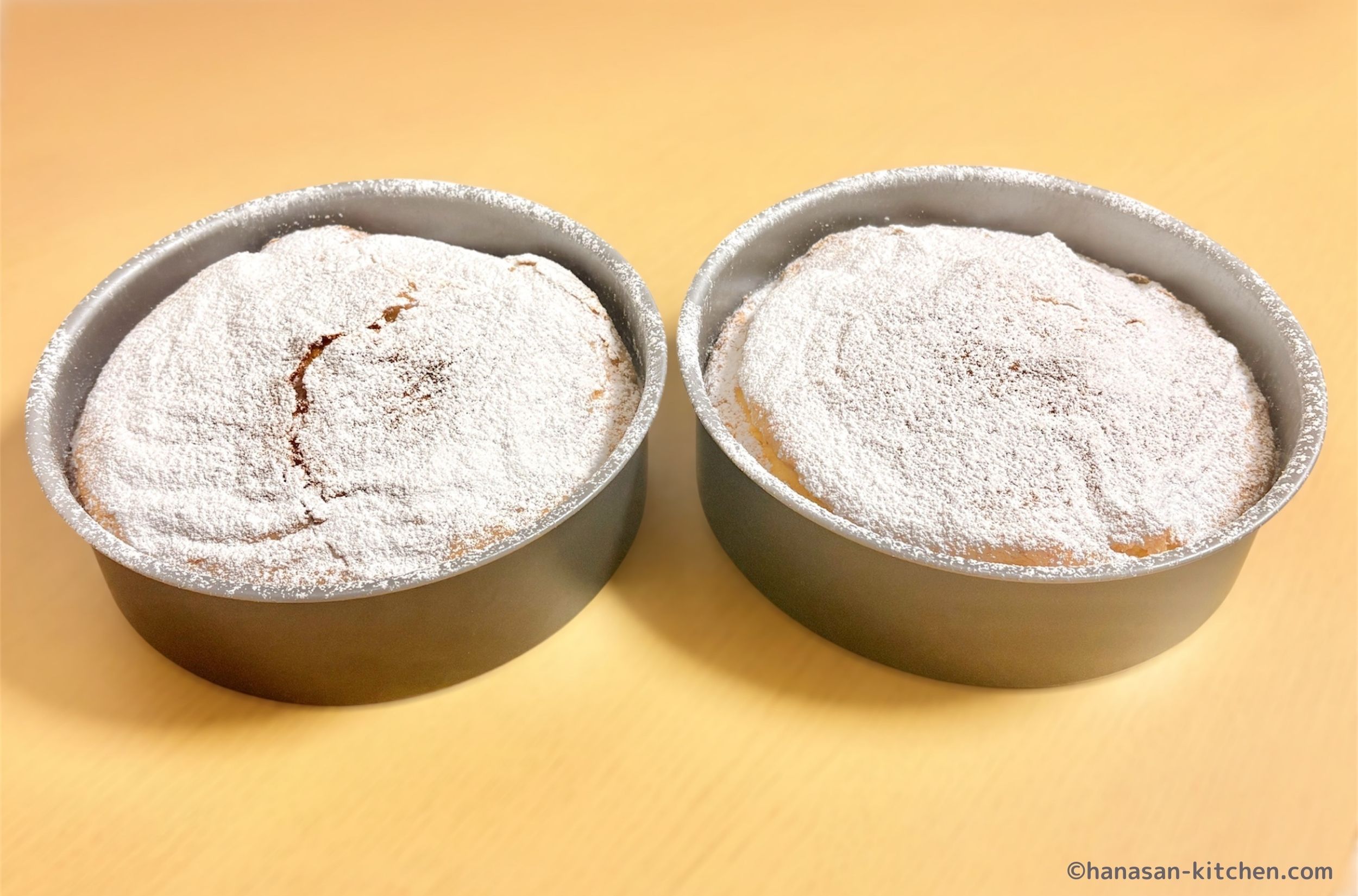 焼き上がったケーキに粉砂糖をかける