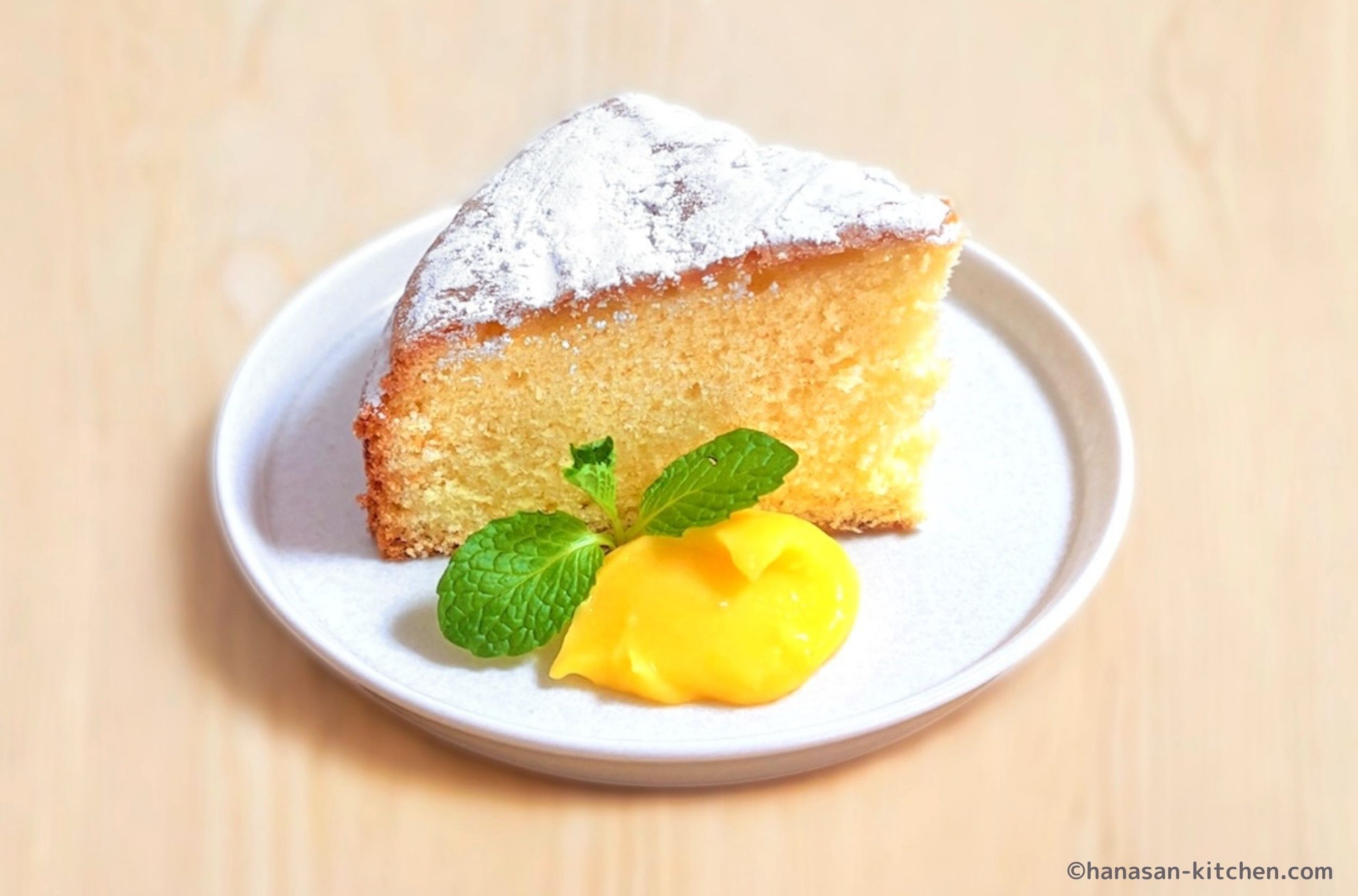 レモンカードを添えたレモンケーキ