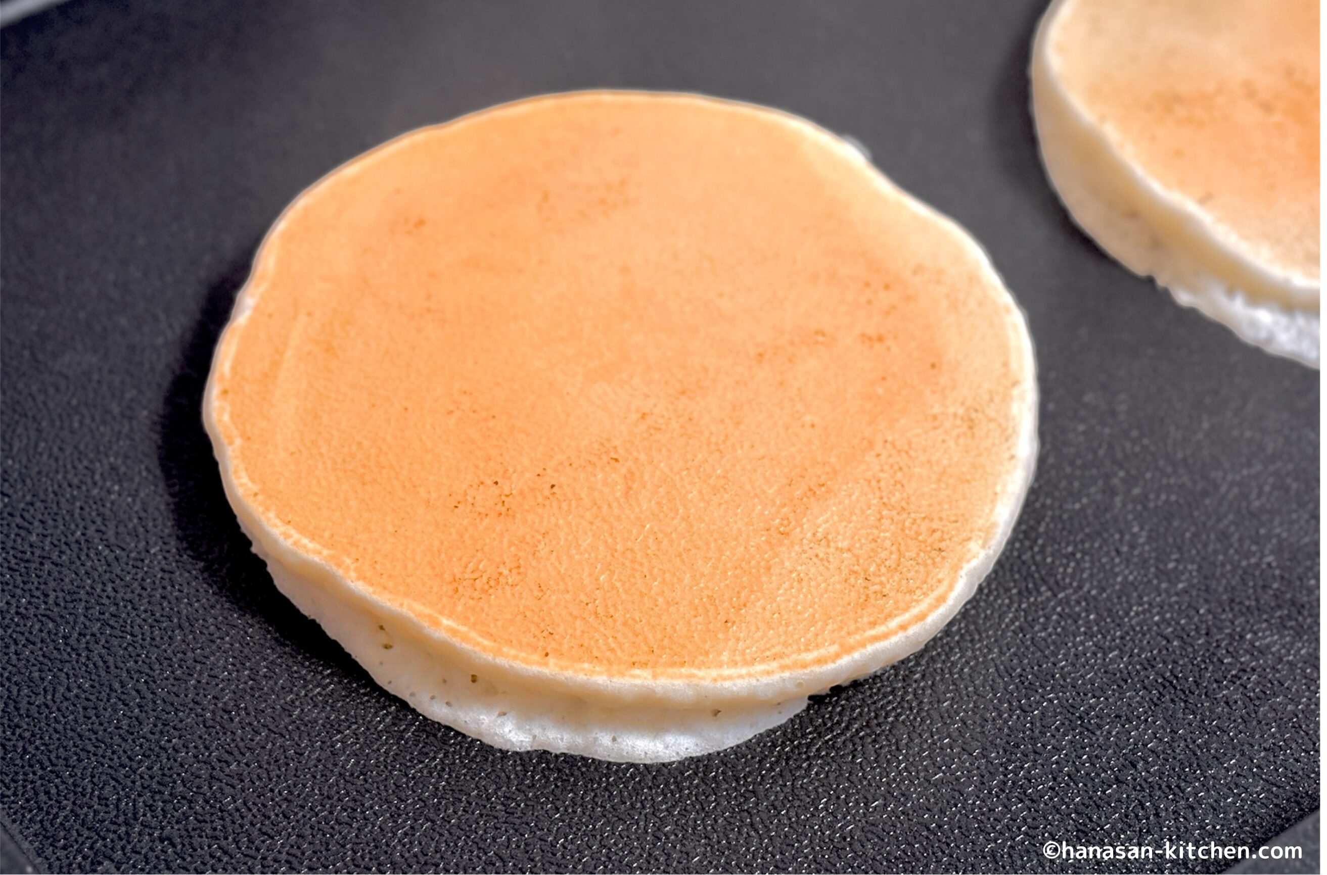 パンケーキをひっくり返した様子