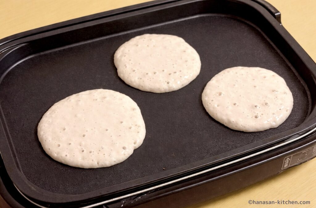 トロピカルバナナの生地を焼く様子