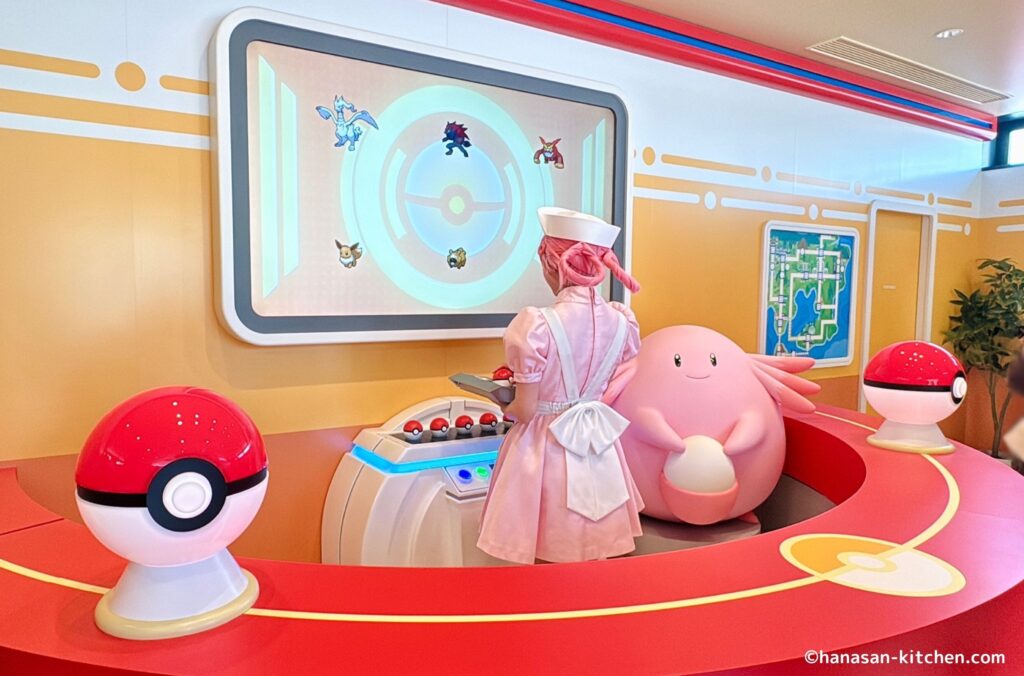 ポケモンを回復するジョーイさんとラッキー