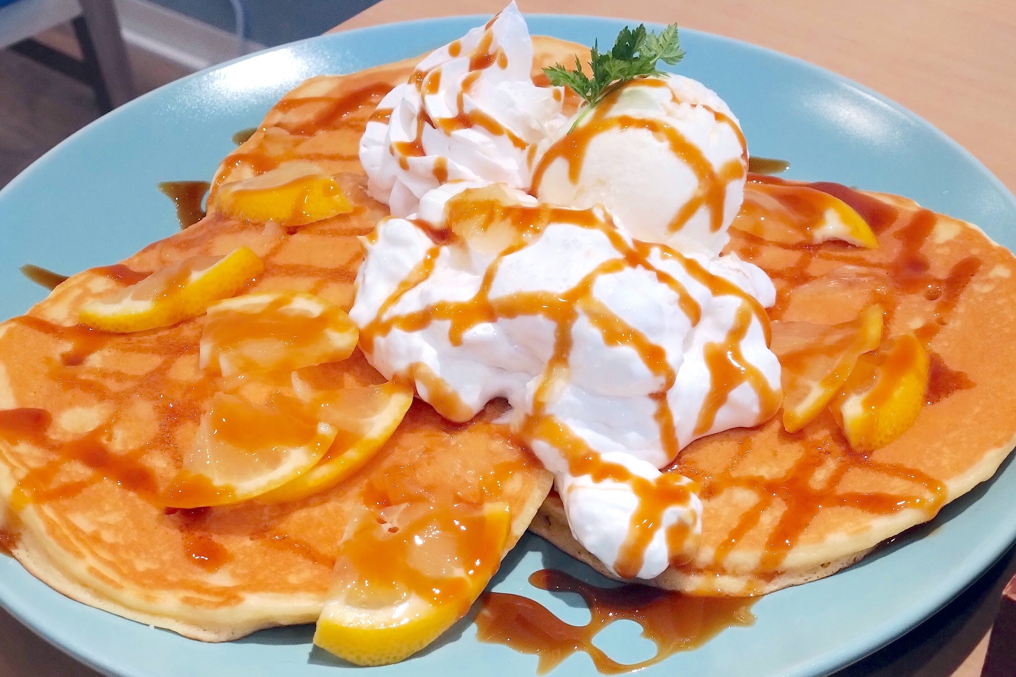 ホイップやフルーツを乗せたパンケーキ