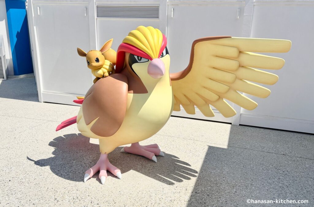 ピジョットと上に乗るイーブイ