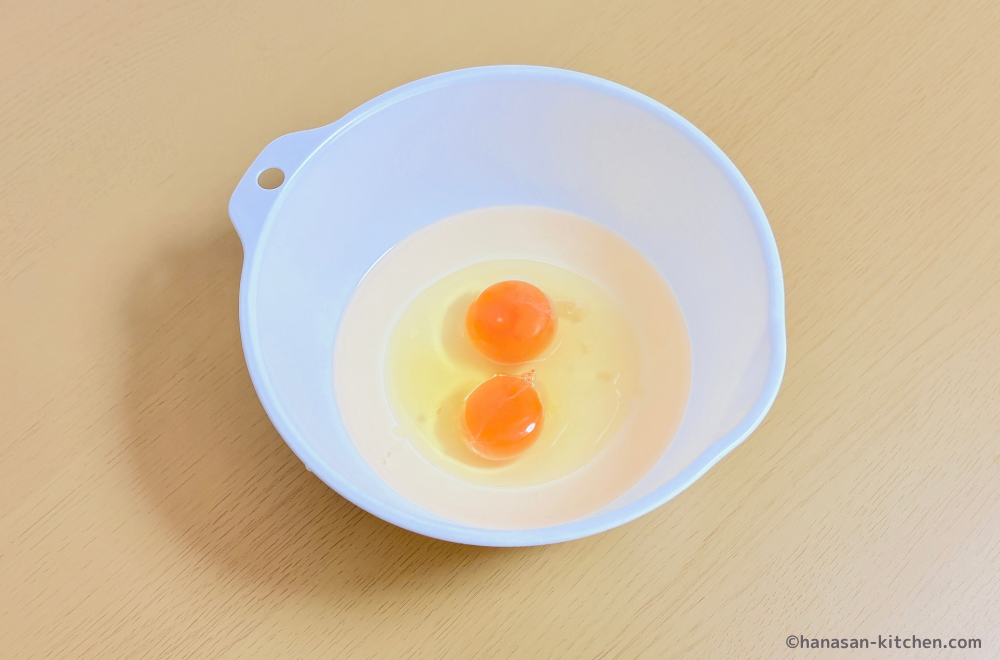 ボウルに卵と油を入れる
