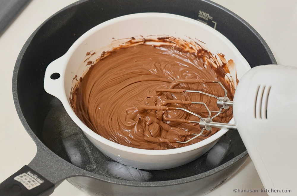 チョコレートクリームを泡立てる
